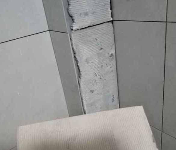 突泉瓷砖空鼓维修公司分享下厨房瓷砖脱落的补救措施。